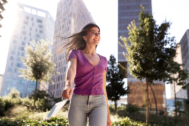 Foto gratuita máscara de mujer feliz de tiro medio gratis