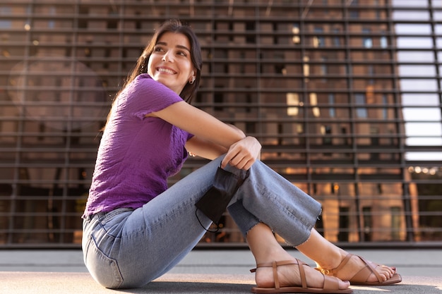 Foto gratuita máscara de mujer sonriente libre de ángulo bajo