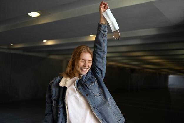 Máscara de mujer sonriente de tiro medio gratis