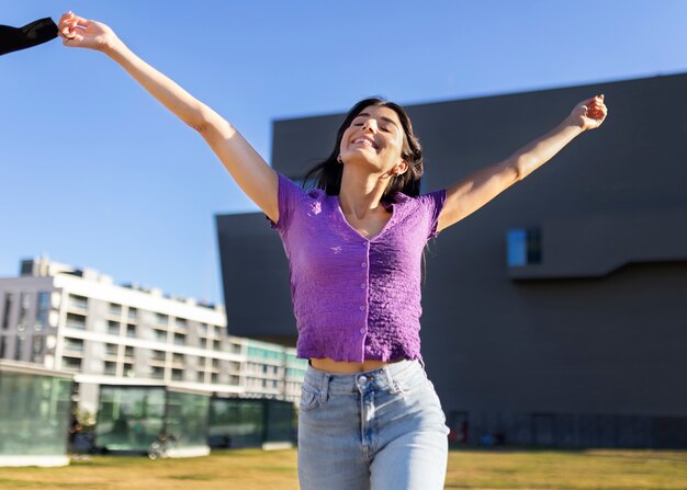 Máscara de mujer sonriente de vista frontal gratis