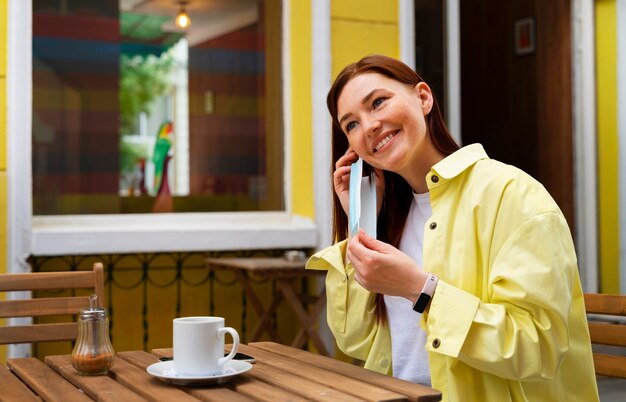 Máscara de mujer sonriente de vista lateral gratis