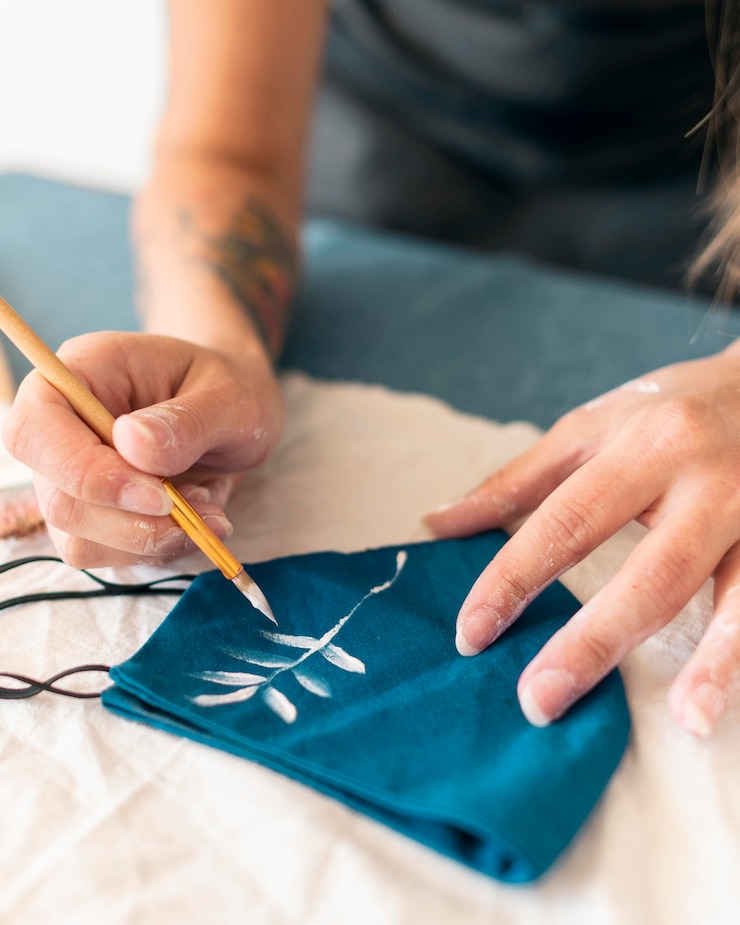 Foto gratuito máscara de pintura de manos de primer plano
