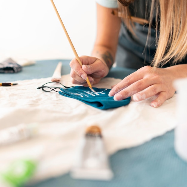 Foto gratuita máscara de pintura de mujer de primer plano