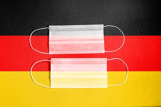 Máscara quirúrgica amarilla con bandera de Alemania