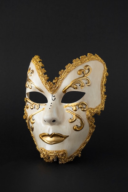 Foto gratuita máscara de teatro con bodegón de fondo oscuro