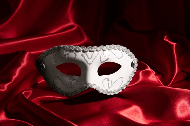 Máscara de teatro en cortina roja.