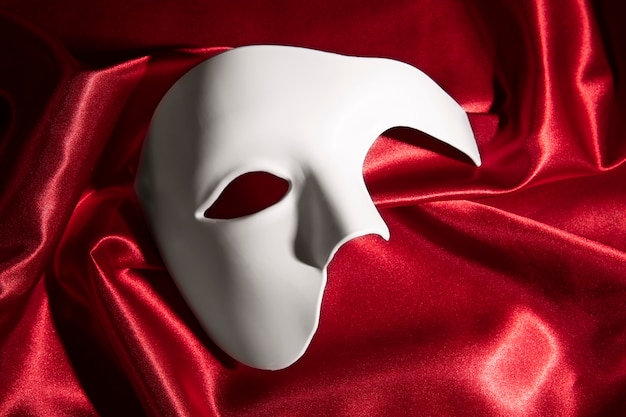 Máscara de teatro en cortina roja.