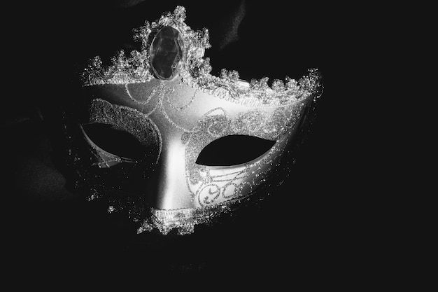Máscara veneciana gris en un fondo oscuro