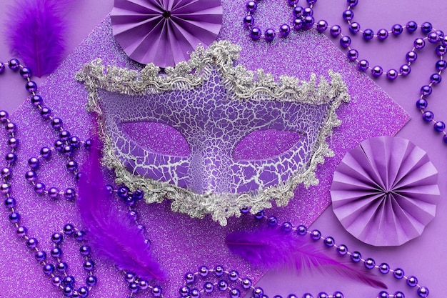 Máscara violeta y adornos de perlas