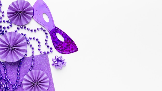 Foto gratuita máscara violeta y decoraciones sobre fondo blanco de espacio de copia