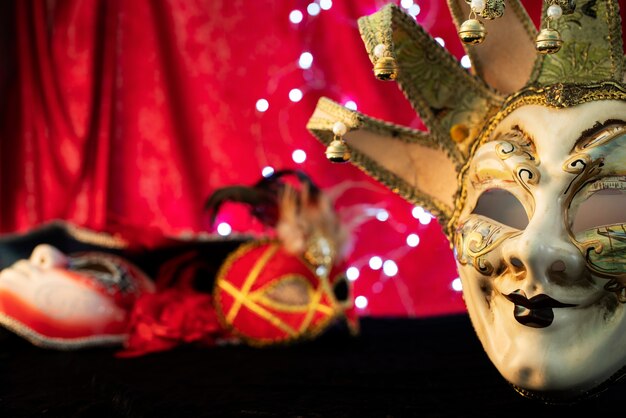 Máscaras de carnaval frente a luces borrosas