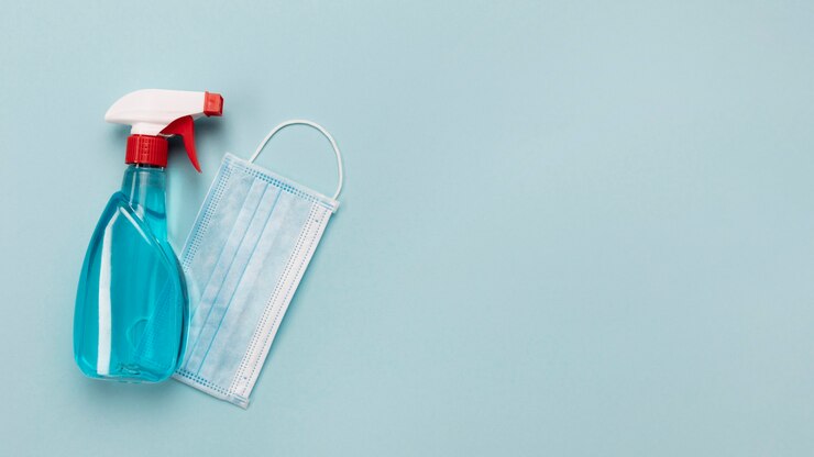 Foto gratuito máscaras médicas de vista superior y desinfectante con espacio de copia