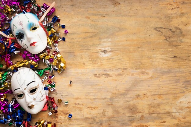 Máscaras venecianas en confeti