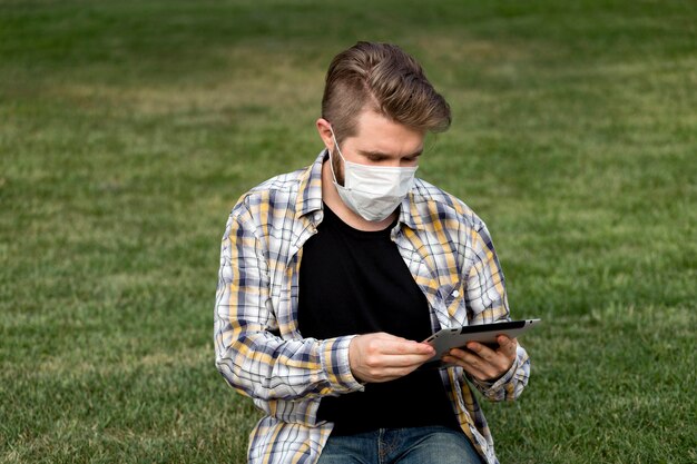 Mascarilla de navegación masculina joven guapo