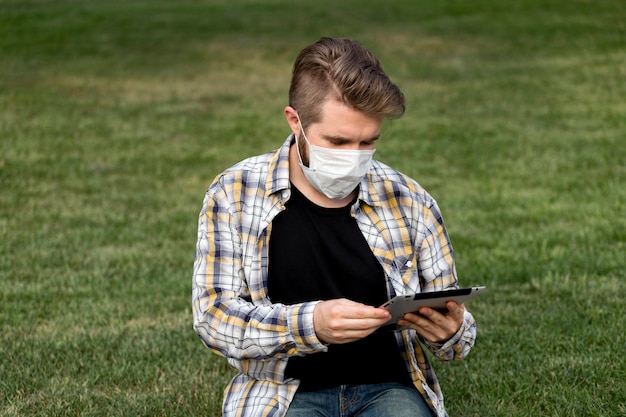 Mascarilla de navegación masculina joven guapo