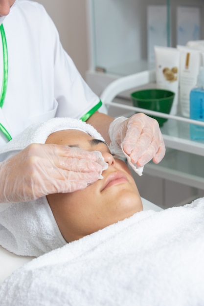 Foto gratuita mascarilla reparadora en cara de mujer