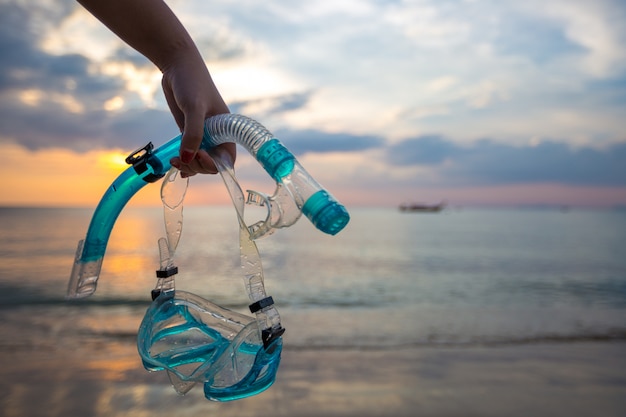 Foto gratuita mascarilla y snorkel buceando en la playa.