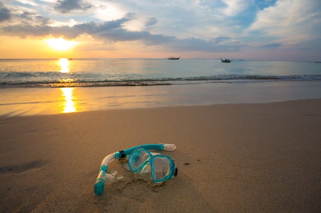 Mascarilla y snorkel buceando en la playa.