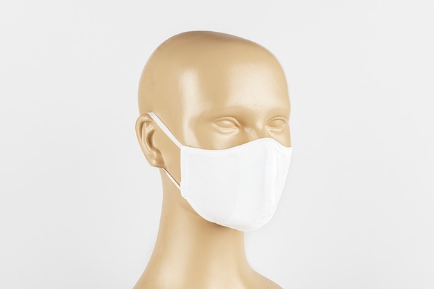 Mascarilla de tela blanca sobre un maniquí