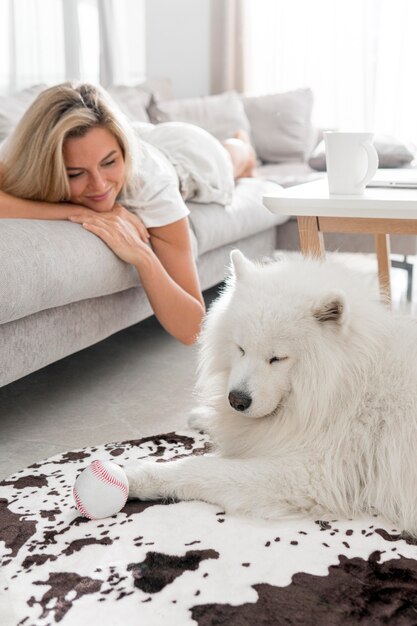 Mascota y mujer pasando tiempo juntos