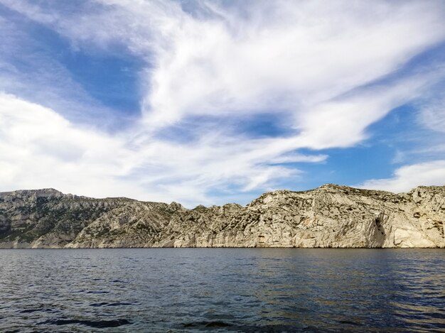 Massif des Calanques cubierto de vegetación rodeado por el mar en Marsella en Francia