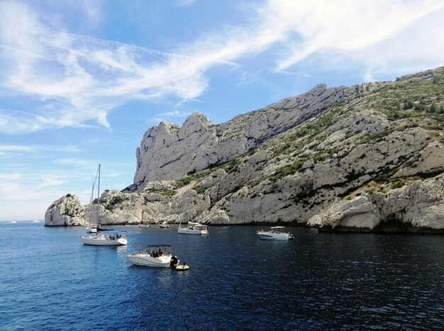 Massif des Calanques rodeado por el mar bajo la luz del sol y un cielo azul en Francia