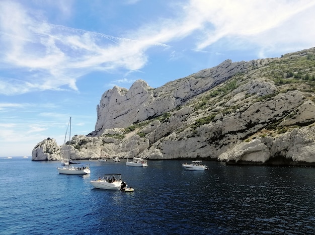 Massif des Calanques rodeado por el mar bajo la luz del sol y un cielo azul en Francia