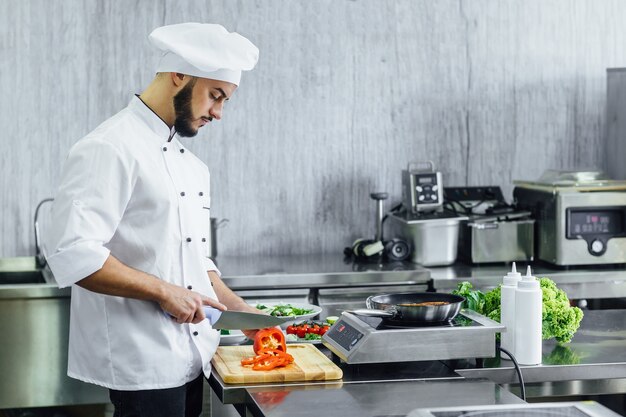 Master chef barbudo prepara salmón fresco