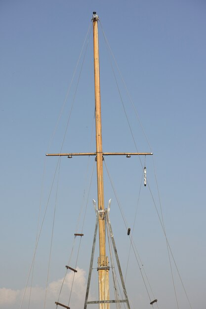 Mástil de madera de un barco