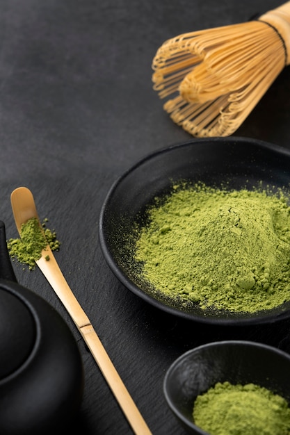 El matcha verde en polvo es una naturaleza muerta.