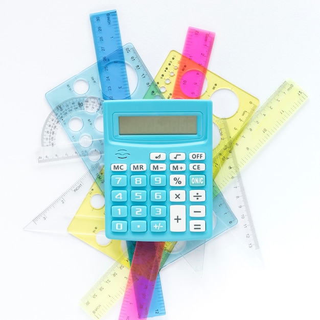 Foto gratuita matemáticas reglas coloridas suministros y calculadora