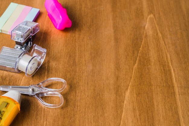 Material escolar sobre escritorio de madera y espacio para copiar