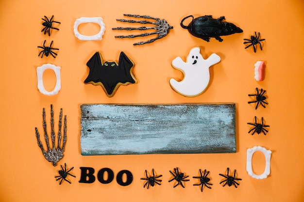 Material de Halloween y madera gris