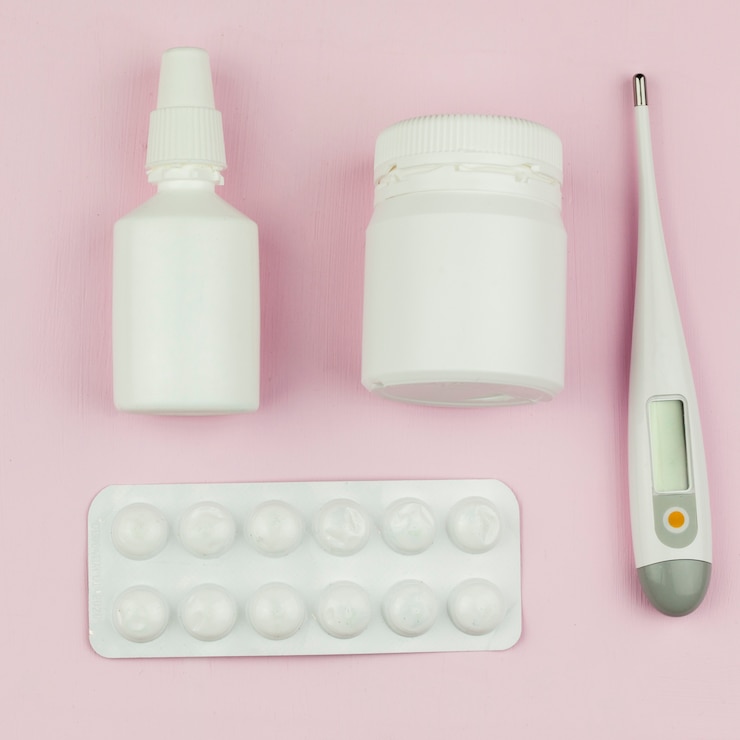 Foto gratuito material médico con termómetro