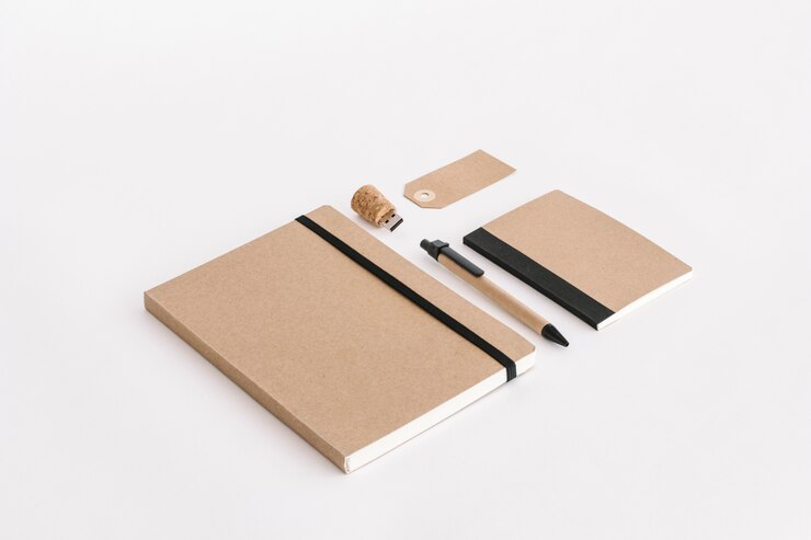 Foto gratuito material de oficina de papel kraft