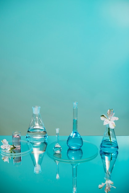 Material de vidrio de laboratorio con arreglo de líquido azul.