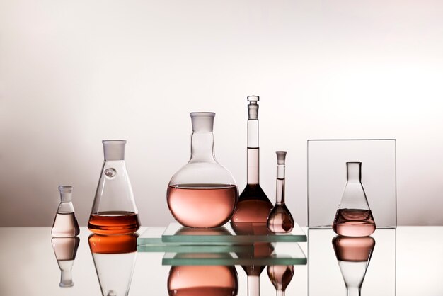 Material de vidrio de laboratorio con arreglo líquido coloreado.