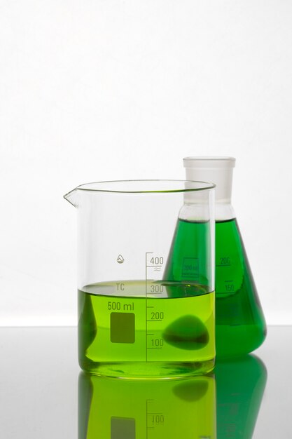 Material de vidrio de laboratorio con arreglo de líquido verde.