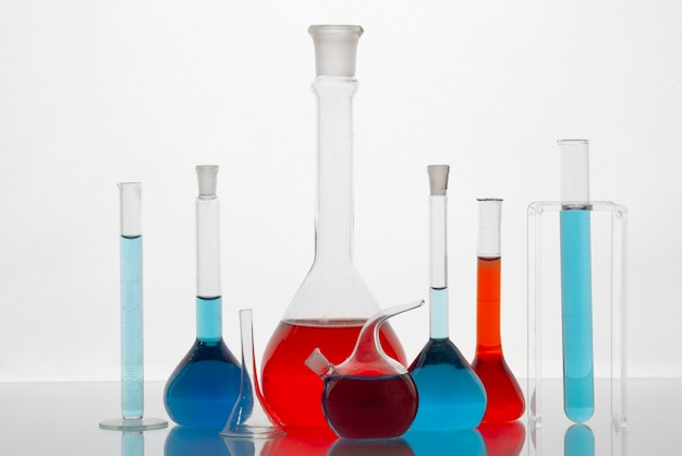 Material de vidrio de laboratorio con disposición de sustancias coloreadas