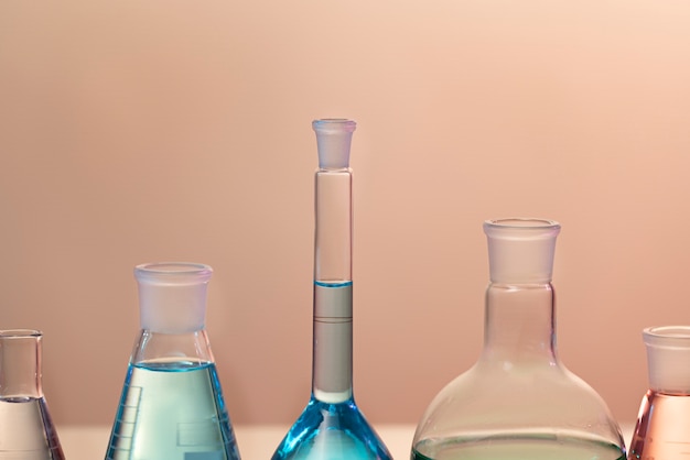 Material de vidrio de laboratorio con líquido coloreado.