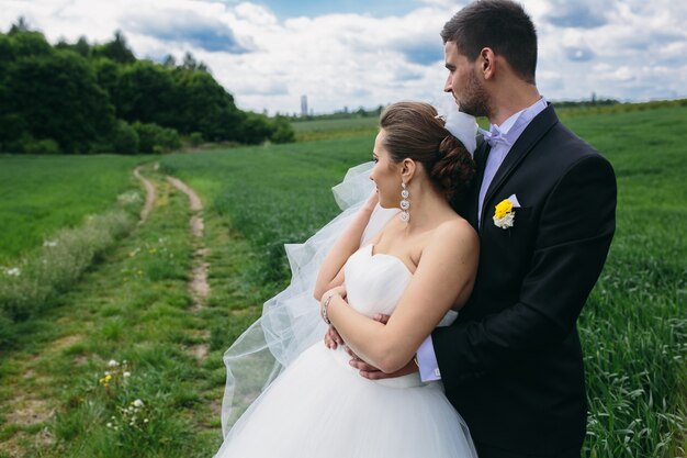 Matrimonio admirando la naturaleza