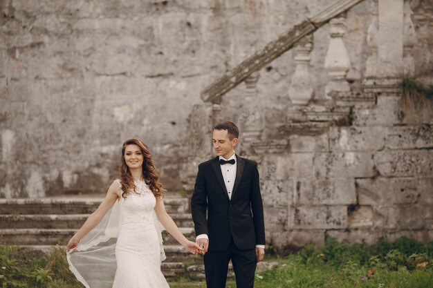 Matrimonio alegre con escaleras de piedra de fondo