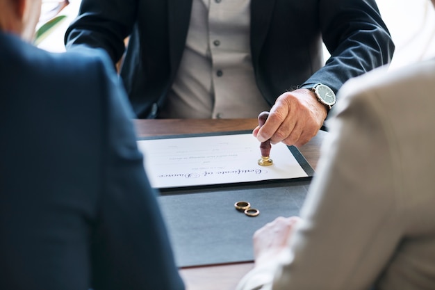 Foto gratuita matrimonio de ruptura con certificación de divorcio