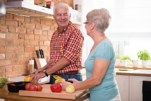 Foto gratuita matrimonio senior cocinando la cena juntos