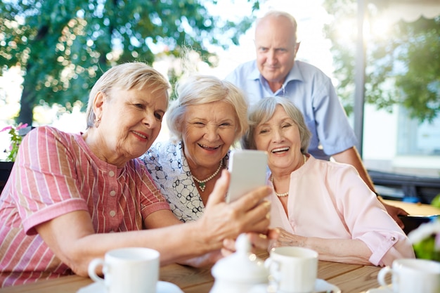 Mayores modernos tomando fotos de sí mismos