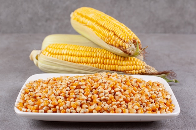 Mazorcas de maíz frescas con frijoles de maíz crudos
