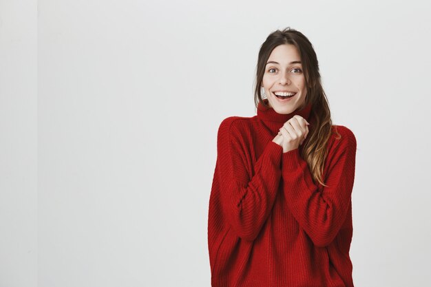 Me alegra que la mujer sonriente se sienta alegre, aplaude con las manos aliviadas