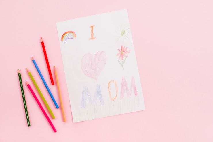 Foto gratuito me encanta a mamá dibujar en papel con lápices.