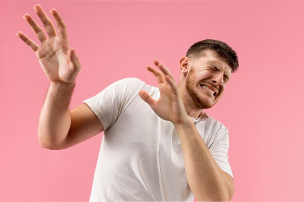 Me temo que. Susto. Retrato del hombre asustado. Hombre de negocios, posición, aislado, en, moderno, rosa, espacio