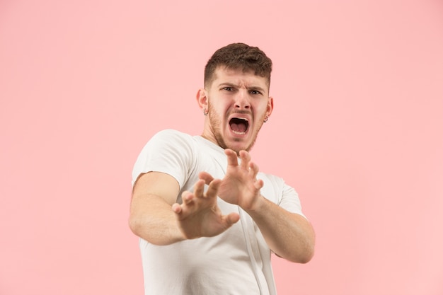 Foto gratuita me temo que. susto. retrato del hombre asustado. hombre de negocios, posición, aislado, en, moderno, rosa, espacio